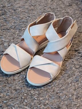 Dr Scholls ComfyWomen’s Cream Cross-Strap 9Sandals